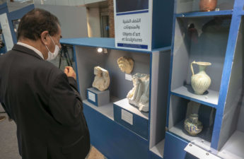 جانب من القطع الأثرية المسترجعة في المعرض بمدينة الثقافة