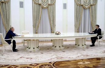 الطاولة البيضاوية الضخمة التي جلس إليها الرئيسان الروسي فلاديمير بوتين وضيفه الفرنسي إيمانويل ماكرون