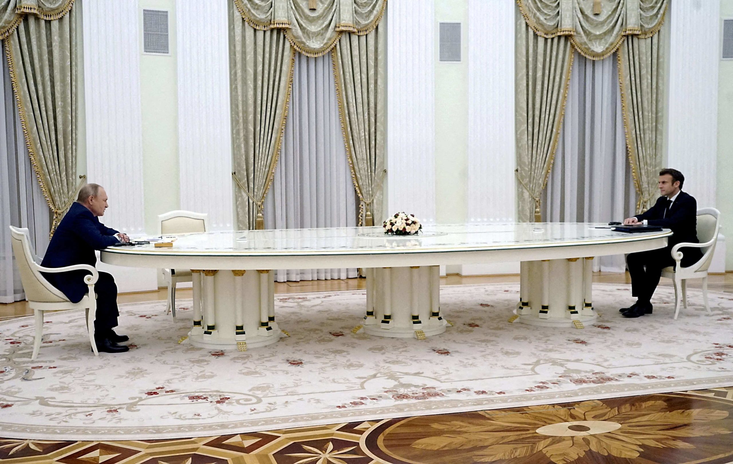الطاولة البيضاوية الضخمة التي جلس إليها الرئيسان الروسي فلاديمير بوتين وضيفه الفرنسي إيمانويل ماكرون