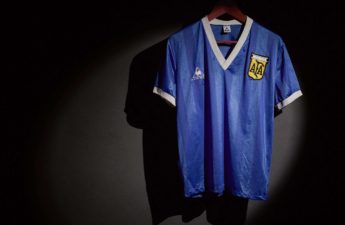 قميص يد الله الذي سجل به دييغو مارادونا هدف القرن في مونديال 1986