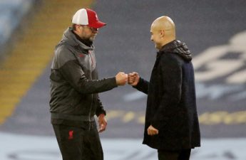 جوسيب غوارديولا المدير الفني لفريق مانشستر سيتي الإنجليزي لكرة القدم مع يورغن كلوب مدرب ليفربول