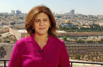 شيرين أبو عاقلة الفلسطينية صحافية مخضرمة كانت من أولى الوجوه التي ظهرت على شاشة قناة "الجزيرة" القطرية