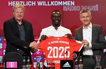 Bayern Munich's Senegalese new forward Sadio Mane (C) with his jersey poses next to Bayern Munich CEO Oliver Kahn (L) and President Herbert Hainer