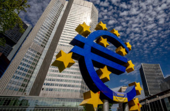 انخفض سعر اليورو إلى ما دون عتبة الدولار الأميركي
