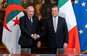 الرئيس الجزائري عبد المجيد تبون مع رئيس الوزراء الإيطالي ماريو دراغي