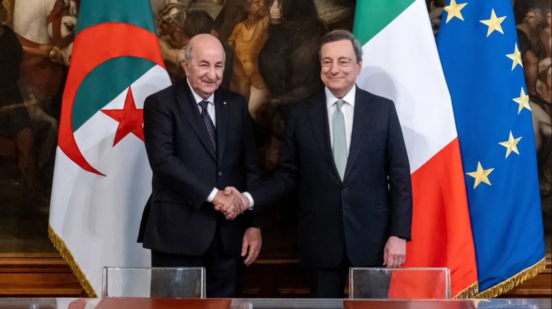 الرئيس الجزائري عبد المجيد تبون مع رئيس الوزراء الإيطالي ماريو دراغي