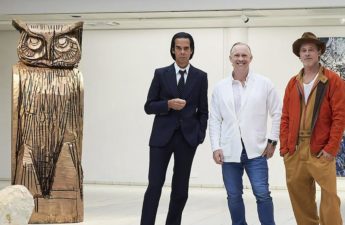 النجم الأميركي براد بيت في معرض منحوتاته