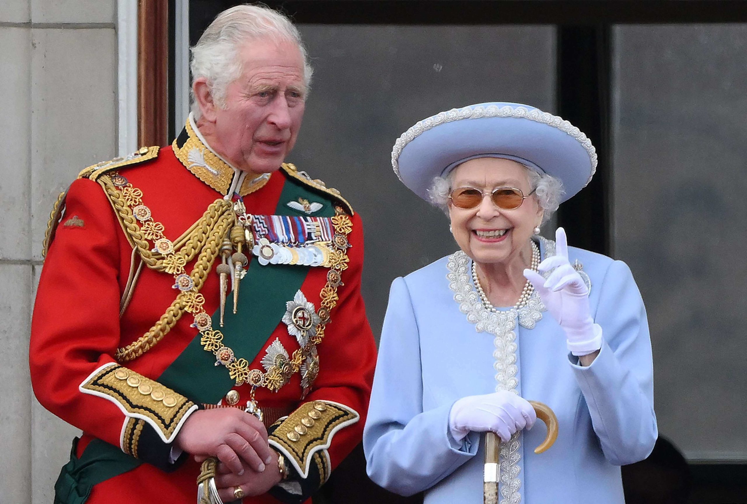 الملك تشارلز الثالث مع والدته الراحلة إليزابيث الثانية