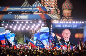 فلاديمير بوتين ي الساحة الحمراء بوسط موسكو