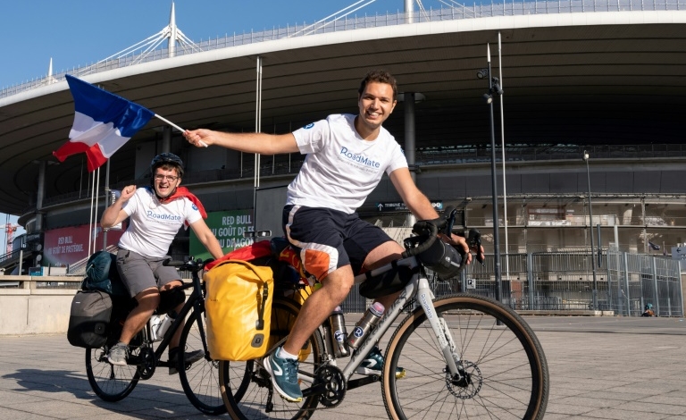 فرنسيان يقطعان الرحلة من باريس إلى الدوحة على الدراجة