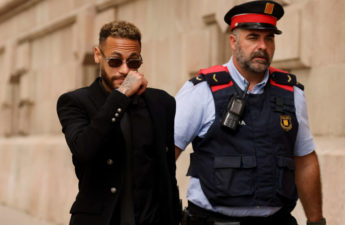النجم الدولي البرازيلي نيمار أمام المحكمة