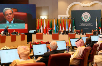 قصر المؤتمرات عبد اللطيف رحال بغربي المدنية الذي يحتضن اجتماعات القمة العربية