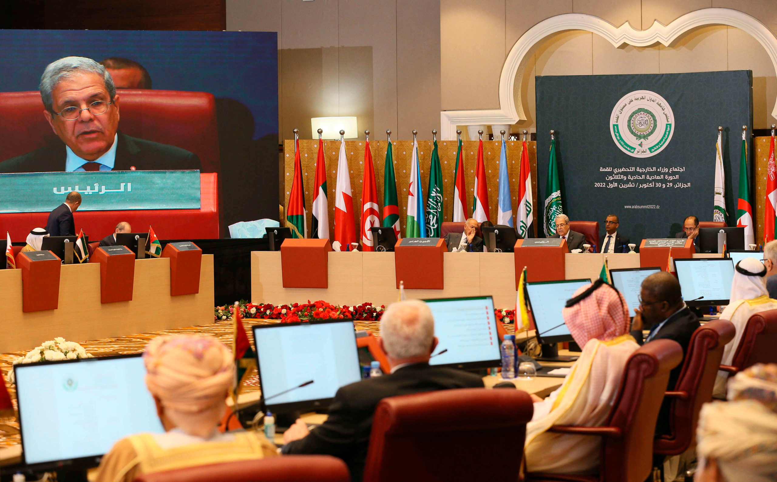 قصر المؤتمرات عبد اللطيف رحال بغربي المدنية الذي يحتضن اجتماعات القمة العربية
