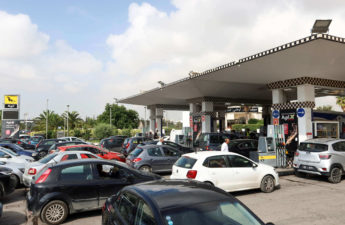 طوابير طويلة خارج محطات البنزين في تونس