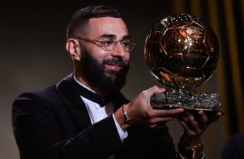 فاز الفرنسي كريم بنزيمة مهاجم ريال مدريد بجائزة الكرة الذهبية