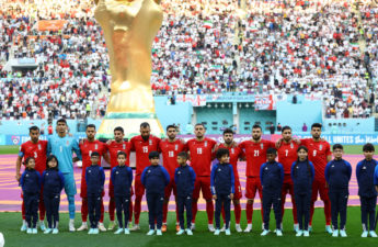 امتنع لاعبو المنتخب الإيراني الـ11 عن أداء النشيد الوطني