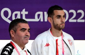 مدرب المنتخب التونسي جلال القادري إلى جانب إلياس السخيري