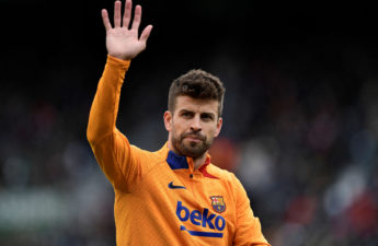 مدافع برشلونة الاسباني جيرارد بيكيه
