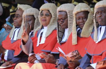 الشعر المستعار لدى القضاة في زيمبابوي