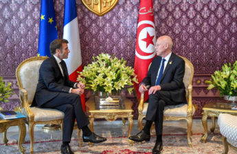 الرئيس التونسي قيس سعيد ونظيره الفرنسي إيمانويل ماكرون