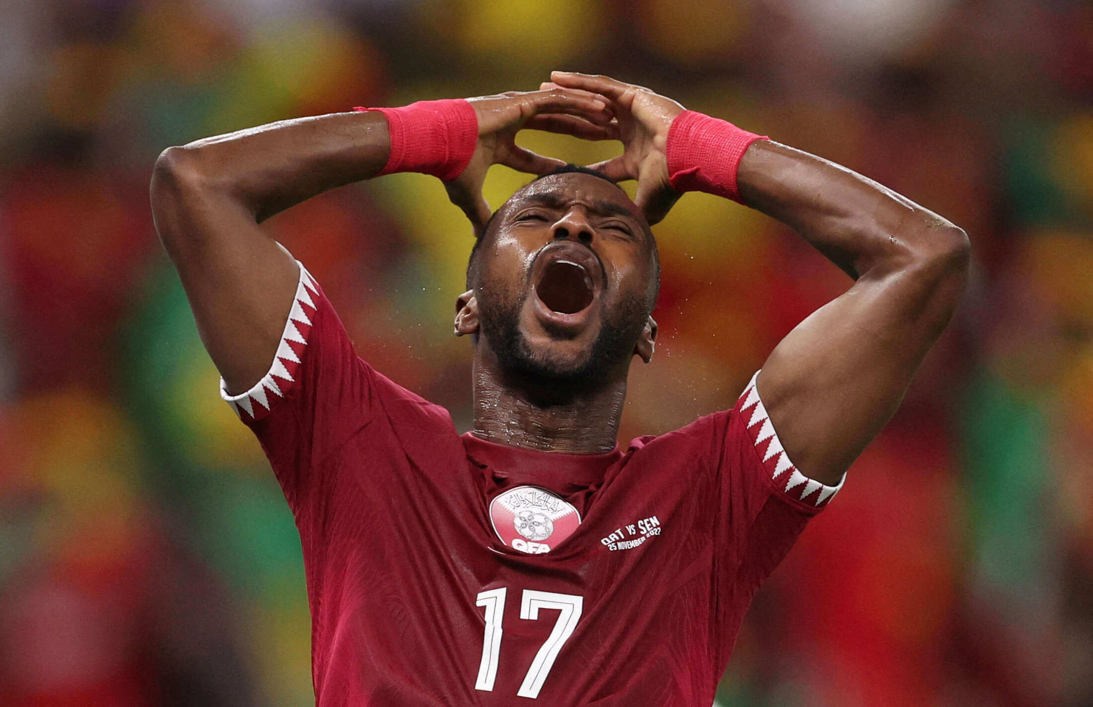 بات منتخب قطر المضيف على مشارف الإقصاء من مونديال 2022