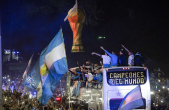 استقبل الآلاف من المشجعين المبتهجين منتخب الأرجنتين