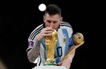 ليونيل ميسي قائد منتخب الأرجنتين الفائز بكأس العالم لكرة القدم في قطر