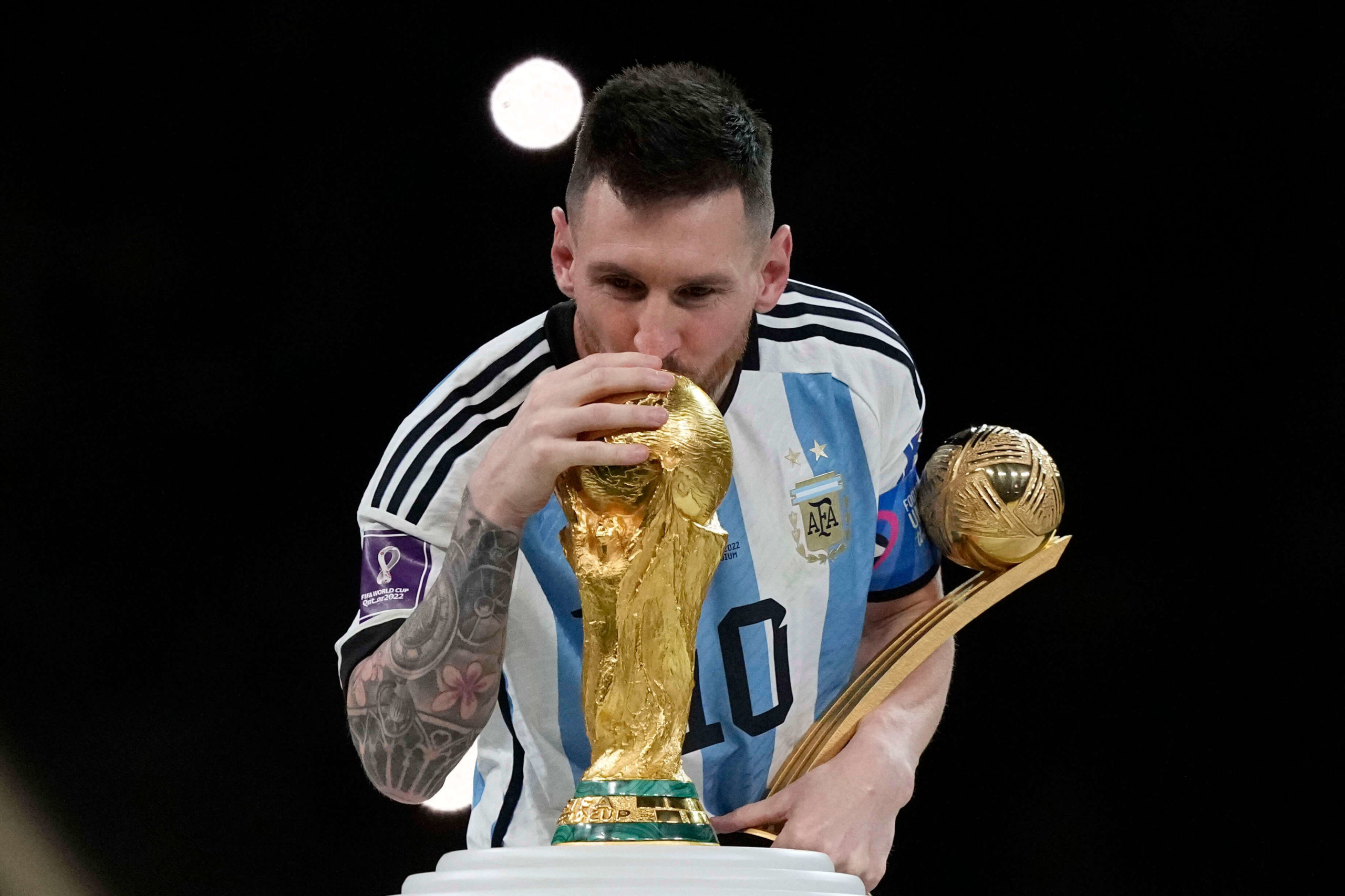 ليونيل ميسي قائد منتخب الأرجنتين الفائز بكأس العالم لكرة القدم في قطر