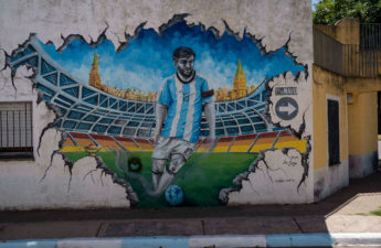 الاقتصاد الأرجنتيني في طور الغرق إلا أن البلاد بأسرها تنبض بالحيوية وتحتفل بمنتخبها الذي قاده النجم ليونيل ميسي إلى نهائي كأس العالم