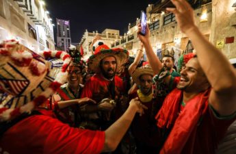 توافد آلاف المشجعين المغربيين إلى سوق واقف
