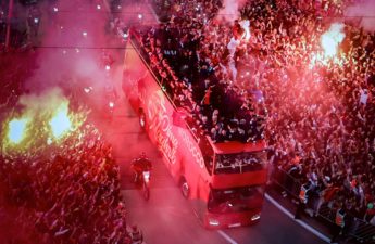 استقبل مئات الآلاف من المغاربة بالعاصمة الرباط، الثلاثاء، منتخب بلادهم لكرة القدم قادما من قطر