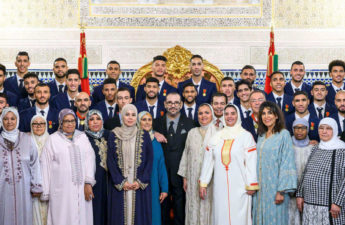 الملك محمد السادس مع لاعبي منتخب المغرب وأمهاتهم