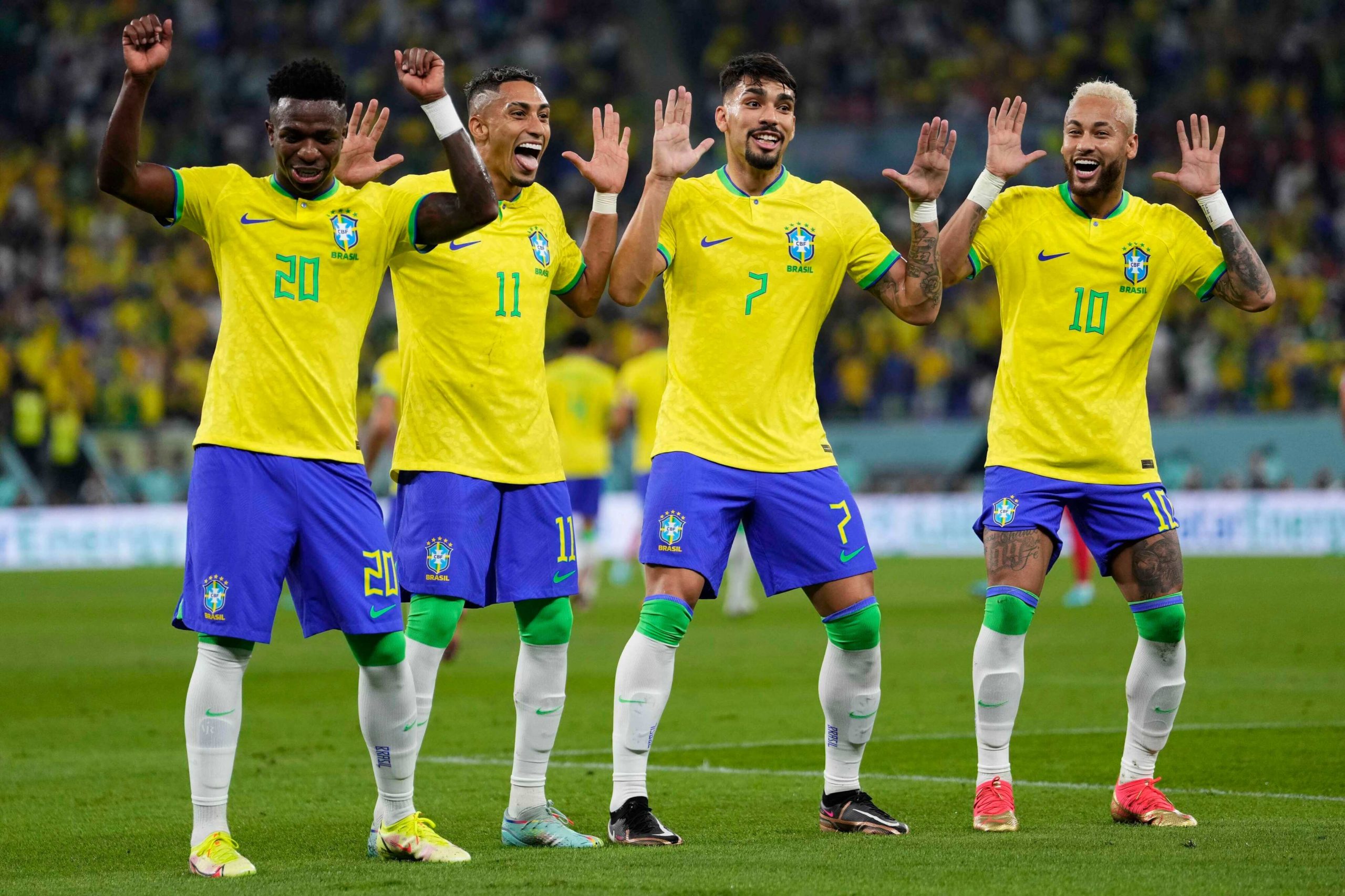 منتخب البرازيل يرقص