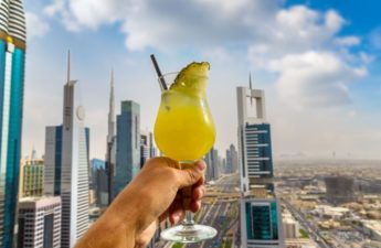 تخفيض الضريبة على الكحول في دبي