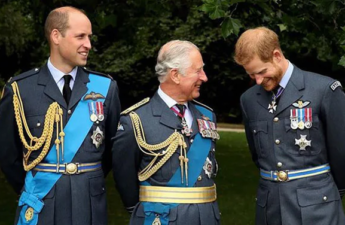 يرغب الأمير هاري في إعادة التواصل مع والده الملك تشارلز الثالث وشقيقه ويليام