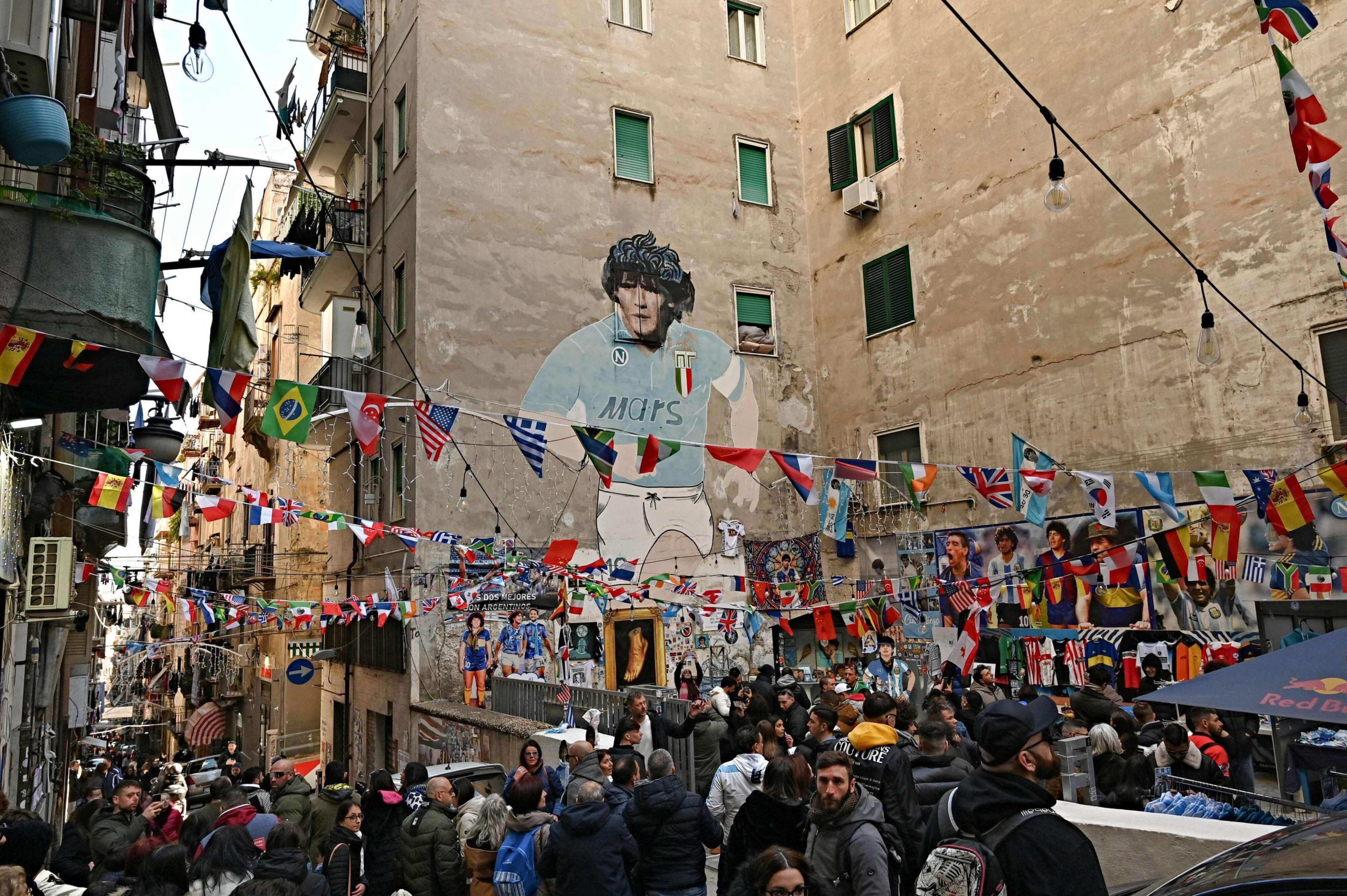 جدارية مارادونا في نابولي