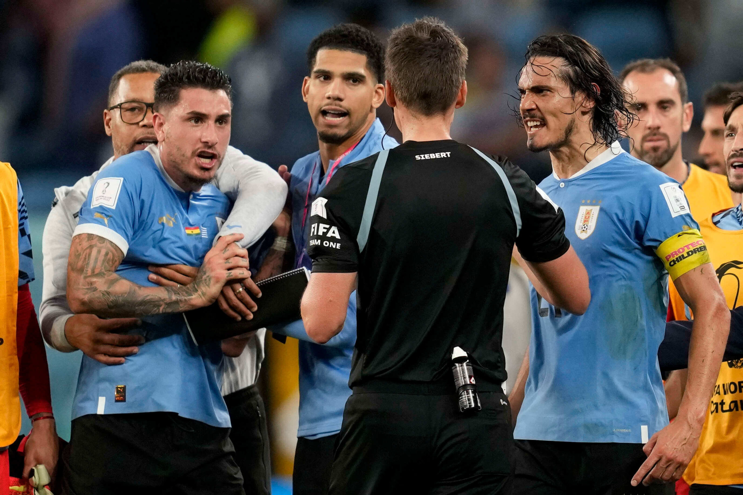 إيقاف لاعبي منتخب الأوروغواي