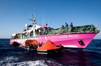 سفينة إنقاذ المهاجرين التي يمولها فنان الشوارع البريطاني بانكسي