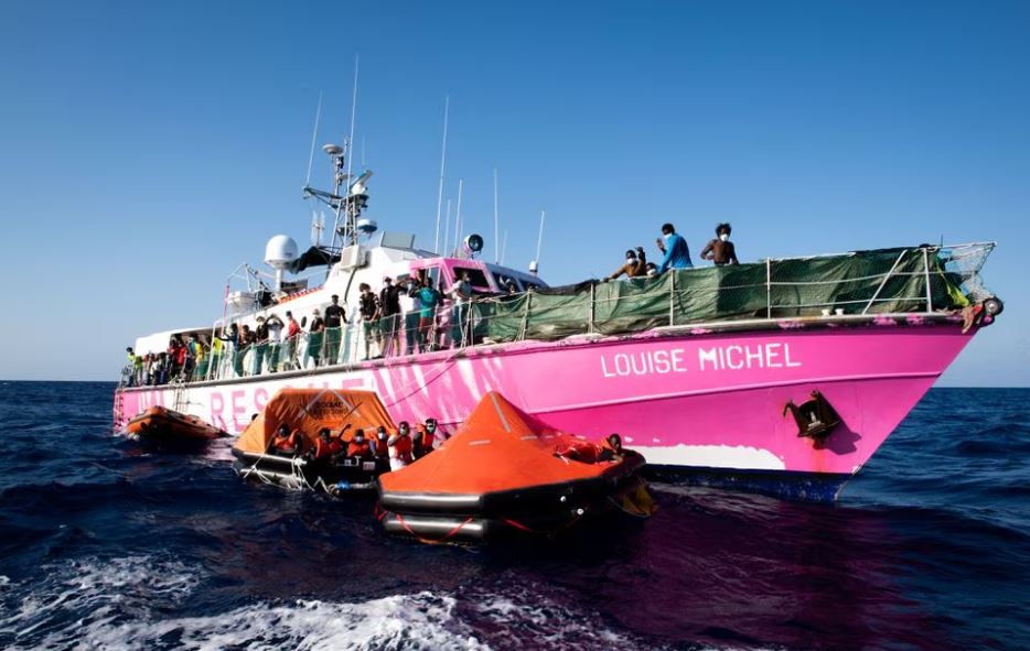 سفينة إنقاذ المهاجرين التي يمولها فنان الشوارع البريطاني بانكسي