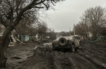 الطريق الطينية التي تمر وسط الحقول في شرق أوكرانيا