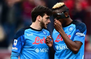 النيجيري فيكتور أوسيمهن ولاعب الوسط الجورجي خفيتشا كفاراتسخيليا