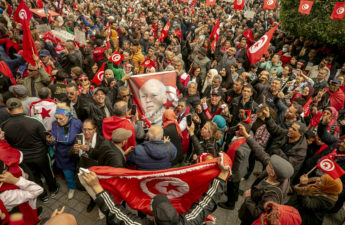 مئات من أنصار الرئيس التونسي قيس سعيد