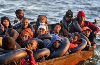 قوارب تقل مهاجرين أفارقة