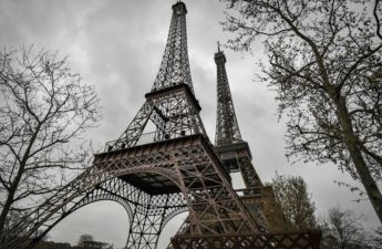 برج إيفل في باريس مع نسخة مطابقة