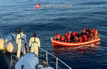 خفر السواحل الإيطالية يحاولون إنقاذ الحارقين