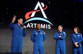 رواد الفضاء الأربعة الذين سيشاركون في مهمة حول القمر