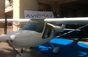طائرة هيليكوبتر Avionav ذات مقعدين
