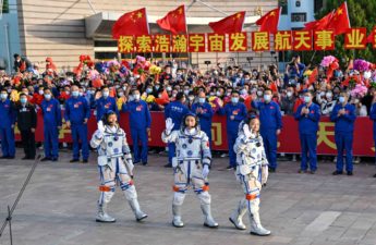 تستثمر الصين مليارات الدولارات لمواكبة التطور الفضائي