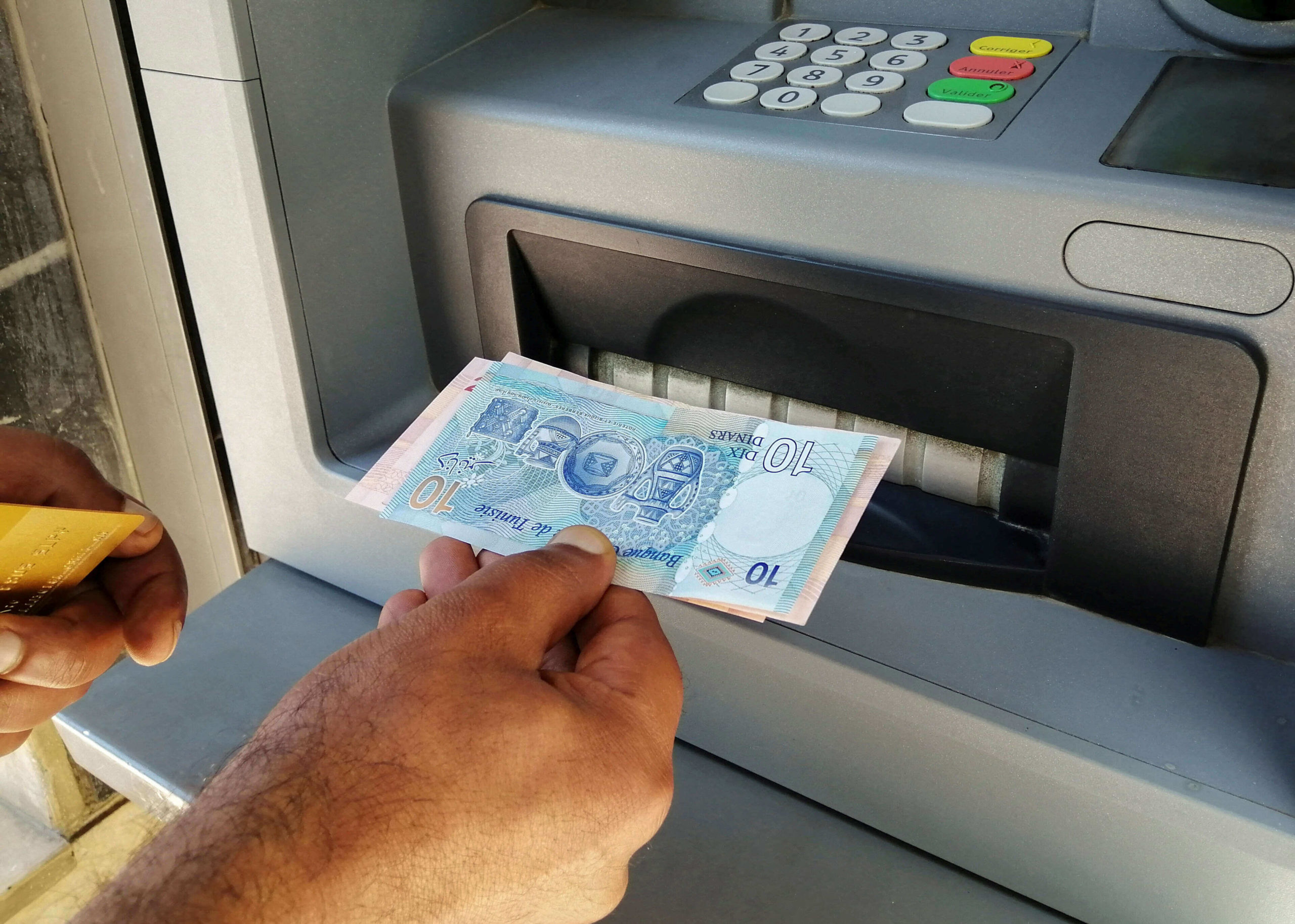 تواجه تونس أزمة شاملة في المالية العامة