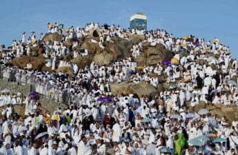 يقف الحجيج على صعيد عرفات لأداء ركن الحج الأعظم